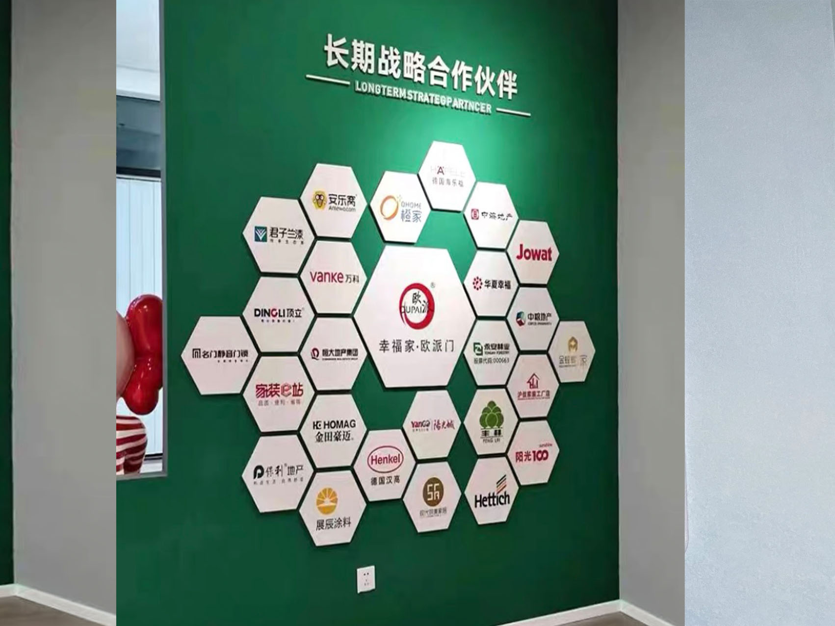 玻璃墻面可以設計文化墻嗎(圖1) 玻璃墻面可以設計文化墻嗎(圖1)